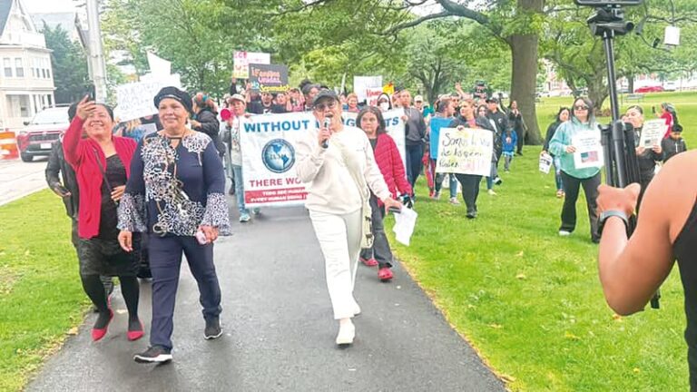 En una manifestación que unió a las autoridades de la ciudad de Lynn, cientos de personas salieron a las calles de la ciudad para protestar contra las acciones de ICE