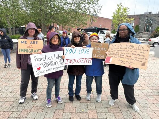 En una manifestación que unió a las autoridades de la ciudad de Lynn, cientos de personas salieron a las calles de la ciudad para protestar contra las acciones de ICE