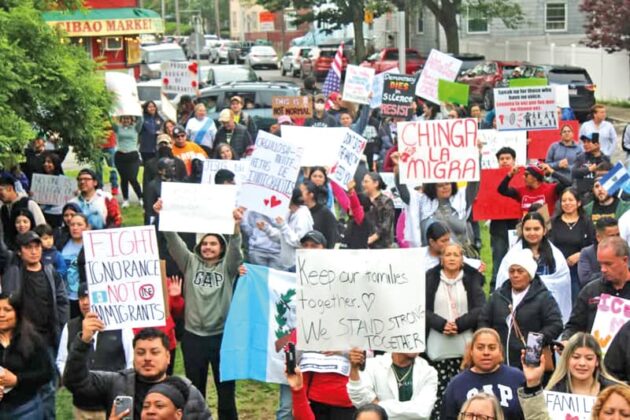 En una manifestación que unió a las autoridades de la ciudad de Lynn, cientos de personas salieron a las calles de la ciudad para protestar contra las acciones de ICE