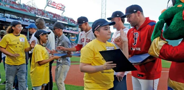 Premiación de estudiantes en Fenway Park