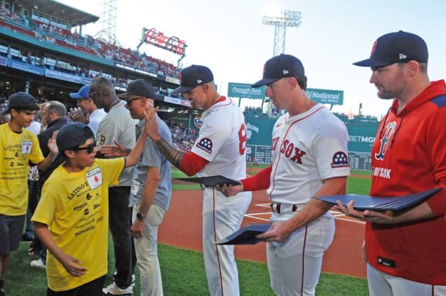 Premiaci&oacute;n de estudiantes en Fenway Park