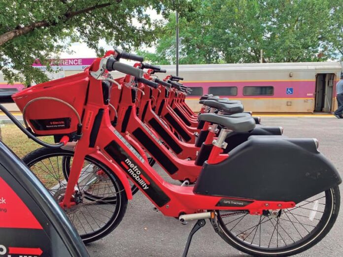 Alcalde de Lawrence inaugura segunda estación de bicicletas