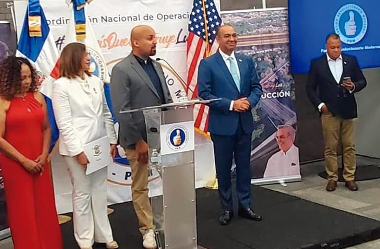 El alcalde de Lawrence, Brian DePeña, estuvo entre los asistentes, entregando un reconocimiento especial al ministro dominicano, Deligne Ascension.