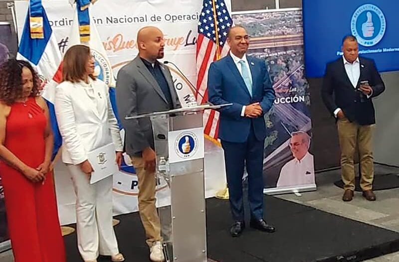 El alcalde de Lawrence, Brian DePeña, estuvo entre los asistentes, entregando un reconocimiento especial al ministro dominicano, Deligne Ascension.