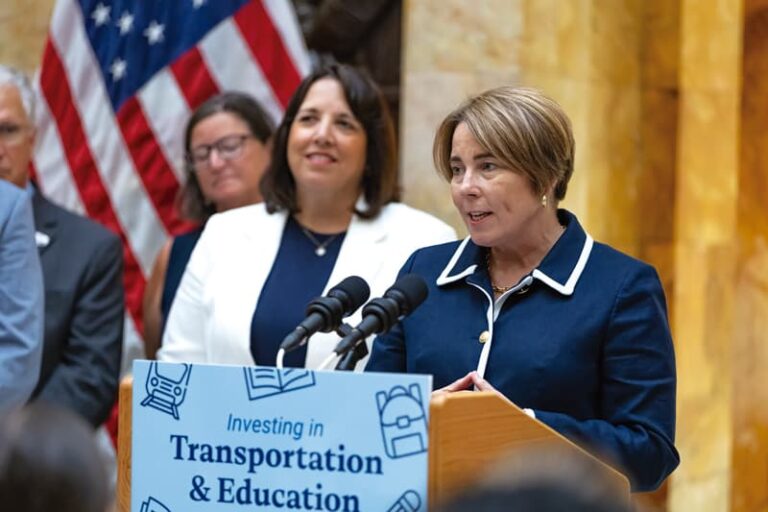 gobernadora Maura Healey al firmar un presupuesto suplementario para invertir $1.32 mil millones de los ingresos excedentes de Fair Share del año fiscal 2024