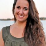 Adrianna McIntyre, profesora adjunta de políticas sanitarias y políticas en la Escuela de Salud Pública T.H. Chan de Harvard