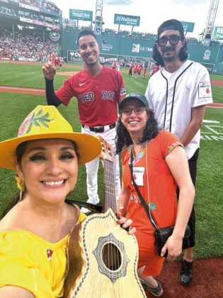 Fenway Park vivi&oacute; la mejor &ldquo;Noche Mexicana&rdquo;