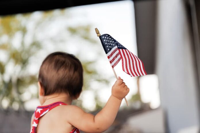 baby con bandera de Estados Unidos