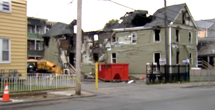 Incendio devastador une a familias en Lawrence