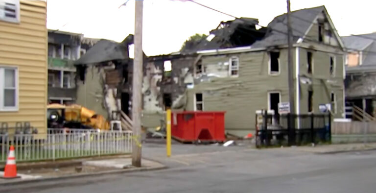 Incendio devastador une a familias en Lawrence