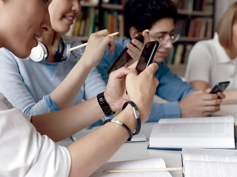 ¿Adiós a los celulares en las escuelas públicas?