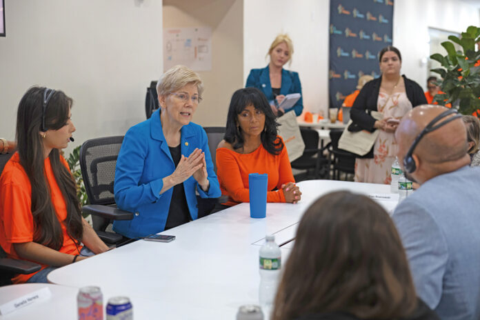 Senadora Warren escucha a inmigrantes temerosos por ICE