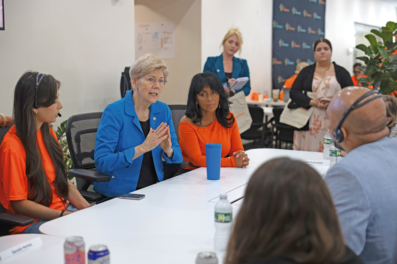 Senadora Warren escucha a inmigrantes temerosos por ICE