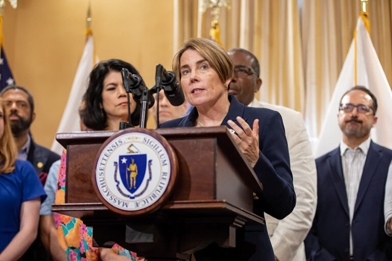 Healey denuncia plan de Trump contra Solar para Todos