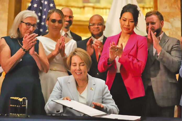 Healey promulga ley que refuerza derechos reproductivos y transgénero