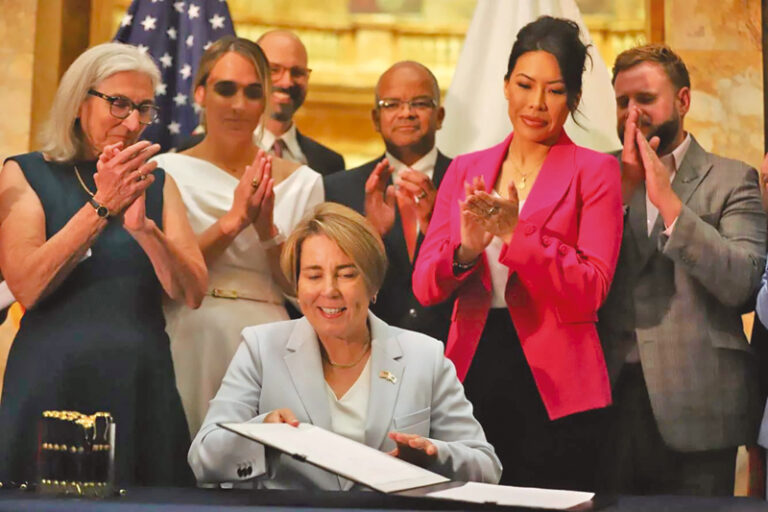 Healey promulga ley que refuerza derechos reproductivos y transgénero