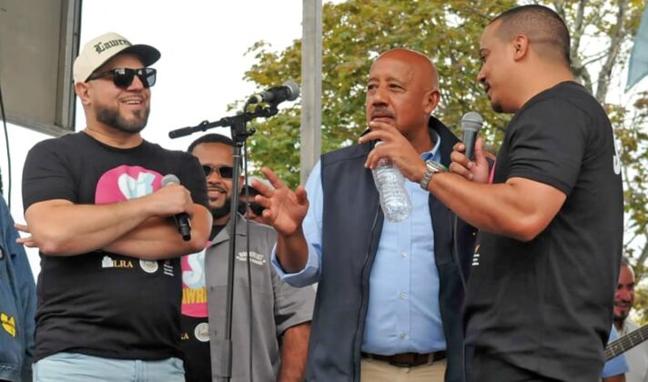 Gran colaboraci&oacute;n: El alcalde de Lawrence Brian DePe&ntilde;a, rodeado por Joel Lopez (izquierda) y Johan Lopez del Downtown Lawrence Association.
