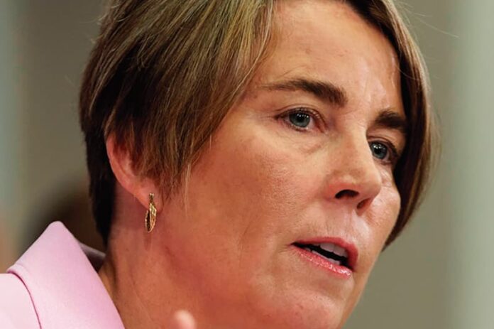 5-Zar fornterizo-Maura Zar fronterizo de Trump choca con gobernadora Maura Healey