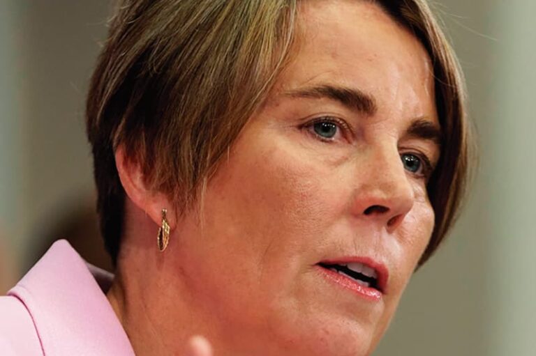Zar fronterizo de Trump choca con gobernadora Maura Healey