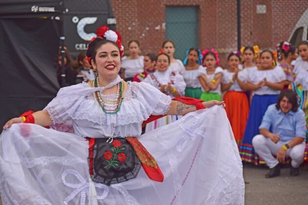 East Boston, uno de los distritos de Boston con m&aacute;s rostro latino, fue el punto de encuentro de una comunidad mexicana que sali&oacute; a las calles para celebrar con orgullo el aniversario de la Independencia de M&eacute;xico con el festival anual &ldquo;Viva M&eacute;xico Boston&rdquo;, un festival lleno de cultura, m&uacute;sica, danza y unidad comunitaria organizado por el Centro Cultural Ver&oacute;nica Roble