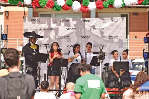 East Boston, uno de los distritos de Boston con m&aacute;s rostro latino, fue el punto de encuentro de una comunidad mexicana que sali&oacute; a las calles para celebrar con orgullo el aniversario de la Independencia de M&eacute;xico con el festival anual &ldquo;Viva M&eacute;xico Boston&rdquo;, un festival lleno de cultura, m&uacute;sica, danza y unidad comunitaria organizado por el Centro Cultural Ver&oacute;nica Roble