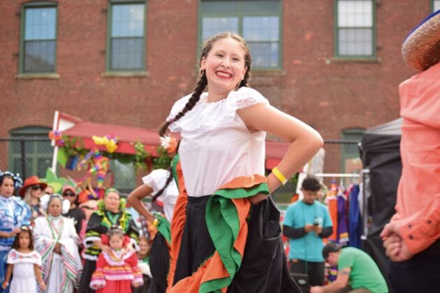 East Boston, uno de los distritos de Boston con m&aacute;s rostro latino, fue el punto de encuentro de una comunidad mexicana que sali&oacute; a las calles para celebrar con orgullo el aniversario de la Independencia de M&eacute;xico con el festival anual &ldquo;Viva M&eacute;xico Boston&rdquo;, un festival lleno de cultura, m&uacute;sica, danza y unidad comunitaria organizado por el Centro Cultural Ver&oacute;nica Roble