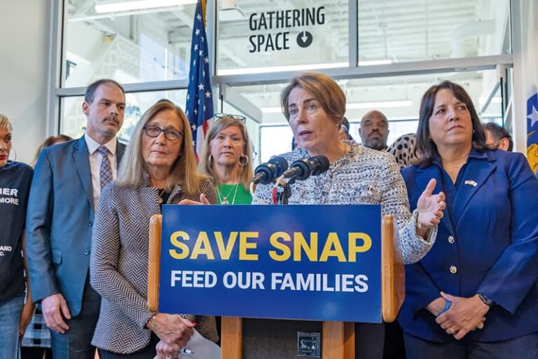 Insta a Trump a continuar con los beneficios de SNAP