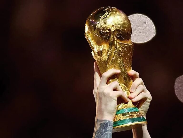 La primera ronda seguirá el formato habitual, con 12 grupos de cuatro o cinco equipos, y los ganadores de cada sección se asegurarán un puesto en la Copa Mundial. Las cuatro plazas restantes del continente se decidirán en una eliminatoria de la UEFA de 16 equipos, en la que participarán los 12 segundos de grupo y los cuatro ganadores de sección de la Liga de Naciones de la UEFA mejor clasificados. Eliminatorias Asia Emiratos Árabes Unidos remonta al final y se ilusiona con la clasificación. Venció a Omán por 2-1 y se aseguró que un empate en casa ante Qatar el martes lo clasificaría para la Copa Mundial de la FIFA 26. Además, Irak superó a Indonesia. Asia tiene ocho plazas directas para la Copa Mundial de la FIFA 26™ y un posible cupo adicional a través del Torneo Clasificatorio de la FIFA. Seis países (Australia, RI de Irán, Japón, Jordania, República de Corea y Uzbekistán) ya han asegurado su clasificación. En esta cuarta ronda de clasificación, las seis naciones restantes del continente se dividieron en dos grupos de tres. Cada ganador de grupo clasifica para la Copa Mundial, y los dos segundos clasificados avanzan a la quinta ronda en noviembre. Curazao, Panamá y Trinidad y Tobago suman importantes victorias La tercera ronda de la fase de clasificación de la Concacaf para la FIFA World Cup 26™ continuó con una sorpresiva victoria de Curazao frente a Jamaica para asumir el liderato del Grupo B, además Trinidad y Tobago obtuvo un decisivo triunfo sobre Bermuda. Mientras en el Grupo A, Surinam anotó en la recta final para obtener un punto contra Guatemala, y Panamá salió triunfante de su visita a El Salvador. ¿Cómo funciona la clasificación? En la tercera ronda de las eliminatorias de la Concacaf, los ganadores de cada grupo clasificarán a la Copa Mundial de la FIFA, uniéndose a los anfitriones Canadá, México y Estados Unidos. Además, los dos mejores segundos lugares representarán a la Concacaf en el Torneo clasificatorio de la FIFA. En total, la región de Concacaf podría competir por primera vez con ocho selecciones en la Copa Mundial de la FIFA.