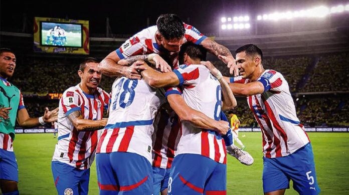 "Es lo que siempre soñé de niño", nos cuenta Miguel Almirón, quien logró lo que tanto soñó durante su infancia: llevar a la selección paraguaya a la fase final del Mundial de fútbol. Ahora, el centrocampista reza para que el sorteo permita que los guaraníes disputen un partido de la Copa Mundial de la FIFA 26™ en Atlanta, la ciudad que ha adoptado como su hogar. Almirón brilló con la camiseta del Atlanta United de la Major League Soccer durante tres años y regresó al equipo en enero tras su paso por el Newcastle United. Ahora aguarda el sorteo final, que se celebrará el próximo 5 de diciembre en el Centro John F. Kennedy para las Artes Escénicas de Washington D. C., para descubrir si su deseo se hará realidad. El imponente estadio de Atlanta albergará ocho partidos de la cita mundialista del próximo año: cinco de la fase de grupos y tres de eliminación directa en dieciseisavos de final, octavos de final y semifinales. Mientras tanto, el jugador de 31 años celebra el regreso de Paraguay a la máxima cita del fútbol mundial, lo que no ocurría desde Sudáfrica 2010, y es fruto de un proceso de renovación encabezado por Gustavo Alfaro después de que el equipo encadenara tres derrotas en la Copa América 2024. Almirón tenía apenas 16 años cuando la Albirroja alcanzó los cuartos de final en Sudáfrica, y siguió minuto a minuto la campaña de su selección en la máxima competición mundial. Ahora, tras dos eliminatorias fallidas, se prepara para hacer realidad sus sueños de la infancia. 'Miggy', como lo conocen los aficionados, conversó con la FIFA sobre sus recuerdos mundialistas, el dolor y la frustración que vivió Paraguay en los últimos años, y el resurgimiento de la selección de la mano de Alfaro. Preguntas y respuestas con Miguel Almirón FIFA: ¿Cuáles son tus recuerdos más gratos de los Mundiales que se disputaron cuando eras más joven? Miguel Almirón: Recuerdo que vi el primer partido de Paraguay en el Mundial de 2010 en casa con mis amigos. Ver a tu país en una competición de ese nivel es algo que te llena de orgullo, y siempre sueñas con eso. Siempre dije que jugaría un Mundial algún día, y ahora que Paraguay logró clasificarse, tenemos que prepararnos de la mejor manera. Así como Tata Martino hizo historia acá en Atlanta, en 2010 también logró algo sin precedentes con una selección paraguaya inolvidable y jugadores como Roque Santa Cruz y Óscar Cardozo que dejaron un legado indeleble. Ahora nos toca hacer lo propio y llevar a nuestro país a lo más alto. ¿Cómo te sientes ahora que alcanzaste esa meta? Me siento muy feliz, sobre todo porque este siempre fue mi sueño desde que era niño y comencé a jugar. Representar a tu país en una competición tan importante como la Copa del Mundo es un honor inmenso para cualquier jugador. He luchado durante nueve años por alcanzar esta meta con la selección nacional y, ahora, al recordar todos los obstáculos que hemos tenido que superar, siento que este es un momento maravilloso. Logramos la clasificación que tanto anhelaba nuestro equipo y todo el pueblo paraguayo. Es lo que siempre soñé de niño: llevar a mi país a un Mundial, representar a mi país en algo tan importante. No hay punto de comparación. ¿Cómo vivió la selección y el país ese momento cuando Paraguay aseguró su pase al Mundial? Ante todo, le doy gracias a Dios por darme la oportunidad de estar aquí, sano, para jugar estos partidos y vivir la experiencia con mi familia y el pueblo paraguayo. Todo llega en el momento justo. Solo es cuestión de seguir trabajando. Me siento muy feliz por la gente de mi país, una nación que ha sufrido tanto. Sabemos lo difícil que es venir al estadio a apoyarnos, así que, ante todo, estoy feliz por mi familia y por la gente de Paraguay. ¿Fue incluso más emocionante en vista de que Paraguay no había clasificado a la Copa del Mundo desde Sudáfrica 2010? Nos esforzamos muchísimo. Tuvimos que superar muchas dificultades para lograr esta clasificación. Me alegra especialmente por el pueblo paraguayo, que lleva mucho tiempo anhelando esto. ¿Por qué consideras que esta fue la eliminatoria en la que todo finalmente se concretó? Todos conocen el talento del profe Alfaro como entrenador. Su llegada fue muy importante para nosotros en el plano emocional y personal, y nos motivó a recuperar la confianza en nuestras habilidades. Veníamos de una Copa América desafortunada, en la que no logramos sumar ningún punto. Estaba pasando por un momento difícil, al igual que otros jugadores como Gustavo Gómez, nuestro capitán. Formamos parte de la selección desde hace mucho tiempo y hemos sufrido muchas derrotas. El primer paso fue recuperar nuestra confianza, y luego el profe nos empezó a mostrar cómo quería que jugáramos tácticamente. Los jugadores necesitan contar con las herramientas necesarias para competir con otras selecciones, y gracias a Dios logramos clasificar. La selección cuenta con futbolistas muy talentosos para seguir mejorando. No queremos ir al Mundial simplemente para ver qué ocurre. Sé que es difícil porque hay muchas selecciones de gran nivel, pero haremos nuestro mejor esfuerzo para ir a competir, que es lo que todos deseamos. ¿Qué representaría para ti disputar un partido del Mundial en Atlanta? Para mí, sería hermoso jugar un partido del Mundial en Atlanta. Todo el mundo sabe lo que Atlanta representa para mí y mi familia, así como lo que Paraguay significa para mí. Dios quiera que se dé.