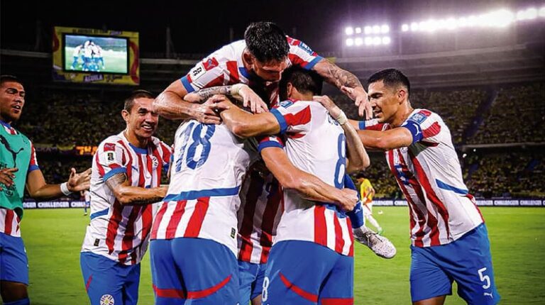 "Es lo que siempre soñé de niño", nos cuenta Miguel Almirón, quien logró lo que tanto soñó durante su infancia: llevar a la selección paraguaya a la fase final del Mundial de fútbol. Ahora, el centrocampista reza para que el sorteo permita que los guaraníes disputen un partido de la Copa Mundial de la FIFA 26™ en Atlanta, la ciudad que ha adoptado como su hogar. Almirón brilló con la camiseta del Atlanta United de la Major League Soccer durante tres años y regresó al equipo en enero tras su paso por el Newcastle United. Ahora aguarda el sorteo final, que se celebrará el próximo 5 de diciembre en el Centro John F. Kennedy para las Artes Escénicas de Washington D. C., para descubrir si su deseo se hará realidad. El imponente estadio de Atlanta albergará ocho partidos de la cita mundialista del próximo año: cinco de la fase de grupos y tres de eliminación directa en dieciseisavos de final, octavos de final y semifinales. Mientras tanto, el jugador de 31 años celebra el regreso de Paraguay a la máxima cita del fútbol mundial, lo que no ocurría desde Sudáfrica 2010, y es fruto de un proceso de renovación encabezado por Gustavo Alfaro después de que el equipo encadenara tres derrotas en la Copa América 2024. Almirón tenía apenas 16 años cuando la Albirroja alcanzó los cuartos de final en Sudáfrica, y siguió minuto a minuto la campaña de su selección en la máxima competición mundial. Ahora, tras dos eliminatorias fallidas, se prepara para hacer realidad sus sueños de la infancia. 'Miggy', como lo conocen los aficionados, conversó con la FIFA sobre sus recuerdos mundialistas, el dolor y la frustración que vivió Paraguay en los últimos años, y el resurgimiento de la selección de la mano de Alfaro. Preguntas y respuestas con Miguel Almirón FIFA: ¿Cuáles son tus recuerdos más gratos de los Mundiales que se disputaron cuando eras más joven? Miguel Almirón: Recuerdo que vi el primer partido de Paraguay en el Mundial de 2010 en casa con mis amigos. Ver a tu país en una competición de ese nivel es algo que te llena de orgullo, y siempre sueñas con eso. Siempre dije que jugaría un Mundial algún día, y ahora que Paraguay logró clasificarse, tenemos que prepararnos de la mejor manera. Así como Tata Martino hizo historia acá en Atlanta, en 2010 también logró algo sin precedentes con una selección paraguaya inolvidable y jugadores como Roque Santa Cruz y Óscar Cardozo que dejaron un legado indeleble. Ahora nos toca hacer lo propio y llevar a nuestro país a lo más alto. ¿Cómo te sientes ahora que alcanzaste esa meta? Me siento muy feliz, sobre todo porque este siempre fue mi sueño desde que era niño y comencé a jugar. Representar a tu país en una competición tan importante como la Copa del Mundo es un honor inmenso para cualquier jugador. He luchado durante nueve años por alcanzar esta meta con la selección nacional y, ahora, al recordar todos los obstáculos que hemos tenido que superar, siento que este es un momento maravilloso. Logramos la clasificación que tanto anhelaba nuestro equipo y todo el pueblo paraguayo. Es lo que siempre soñé de niño: llevar a mi país a un Mundial, representar a mi país en algo tan importante. No hay punto de comparación. ¿Cómo vivió la selección y el país ese momento cuando Paraguay aseguró su pase al Mundial? Ante todo, le doy gracias a Dios por darme la oportunidad de estar aquí, sano, para jugar estos partidos y vivir la experiencia con mi familia y el pueblo paraguayo. Todo llega en el momento justo. Solo es cuestión de seguir trabajando. Me siento muy feliz por la gente de mi país, una nación que ha sufrido tanto. Sabemos lo difícil que es venir al estadio a apoyarnos, así que, ante todo, estoy feliz por mi familia y por la gente de Paraguay. ¿Fue incluso más emocionante en vista de que Paraguay no había clasificado a la Copa del Mundo desde Sudáfrica 2010? Nos esforzamos muchísimo. Tuvimos que superar muchas dificultades para lograr esta clasificación. Me alegra especialmente por el pueblo paraguayo, que lleva mucho tiempo anhelando esto. ¿Por qué consideras que esta fue la eliminatoria en la que todo finalmente se concretó? Todos conocen el talento del profe Alfaro como entrenador. Su llegada fue muy importante para nosotros en el plano emocional y personal, y nos motivó a recuperar la confianza en nuestras habilidades. Veníamos de una Copa América desafortunada, en la que no logramos sumar ningún punto. Estaba pasando por un momento difícil, al igual que otros jugadores como Gustavo Gómez, nuestro capitán. Formamos parte de la selección desde hace mucho tiempo y hemos sufrido muchas derrotas. El primer paso fue recuperar nuestra confianza, y luego el profe nos empezó a mostrar cómo quería que jugáramos tácticamente. Los jugadores necesitan contar con las herramientas necesarias para competir con otras selecciones, y gracias a Dios logramos clasificar. La selección cuenta con futbolistas muy talentosos para seguir mejorando. No queremos ir al Mundial simplemente para ver qué ocurre. Sé que es difícil porque hay muchas selecciones de gran nivel, pero haremos nuestro mejor esfuerzo para ir a competir, que es lo que todos deseamos. ¿Qué representaría para ti disputar un partido del Mundial en Atlanta? Para mí, sería hermoso jugar un partido del Mundial en Atlanta. Todo el mundo sabe lo que Atlanta representa para mí y mi familia, así como lo que Paraguay significa para mí. Dios quiera que se dé.