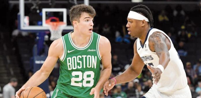 En su tercer partido en la NBA, el segundo en pista, Hugo González de 19 años ha hecho historia. No muchos jugadores pueden decir lo mismo. Pero sí el madrileño que va quemando etapas en la NBA a velocidad de vértigo. Primero fue el debut, ahora es ganarse la preciada condición de titular. Veremos si Joe Mazzula lo hace más veces, pero en la visita de los Celtics a los Detroit Pistons, eligió a Hugo para el cinco titular. Con eso, González hizo historia al convertirse en el segundo jugador más joven en ser titular en la historia.