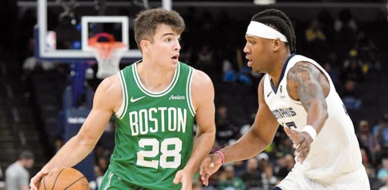 En su tercer partido en la NBA, el segundo en pista, Hugo González de 19 años ha hecho historia. No muchos jugadores pueden decir lo mismo. Pero sí el madrileño que va quemando etapas en la NBA a velocidad de vértigo. Primero fue el debut, ahora es ganarse la preciada condición de titular. Veremos si Joe Mazzula lo hace más veces, pero en la visita de los Celtics a los Detroit Pistons, eligió a Hugo para el cinco titular. Con eso, González hizo historia al convertirse en el segundo jugador más joven en ser titular en la historia.