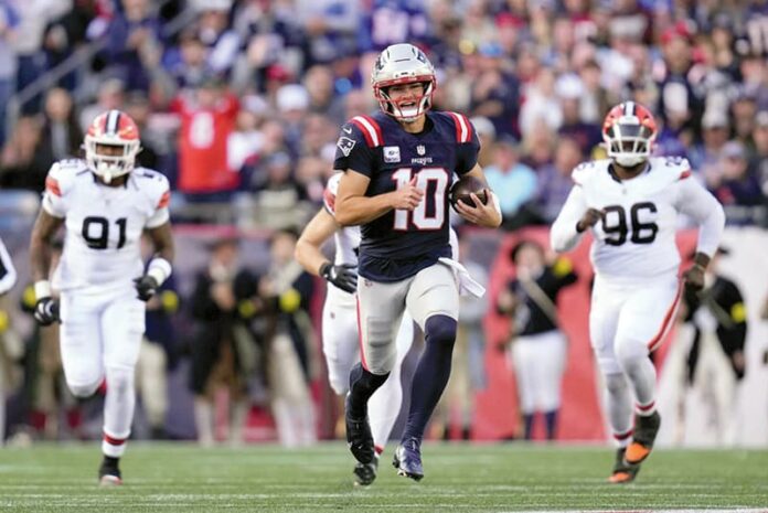 31_Dept-Patriots mantienen Drake Maye lanzó tres pases de anotación en la segunda mitad para ayudar a los New England Patriots a remontar una desventaja muy temprano y lograr su quinta victoria consecutiva, al derrotar 32-13 a los Cleveland Browns. Robert Spillane y Jaylinn Hawkins añadieron intercepciones para New England, que ha ganado seis seguidos contra Cleveland y 11 de los últimos 13 encuentros desde 1999. Maye terminó con 18 pases completos de 24 lanzados para 282 yardas y una intercepción. Hunter Henry, Stefon Diggs y Kayshon Boutte tuvieron recepciones de touchdown.