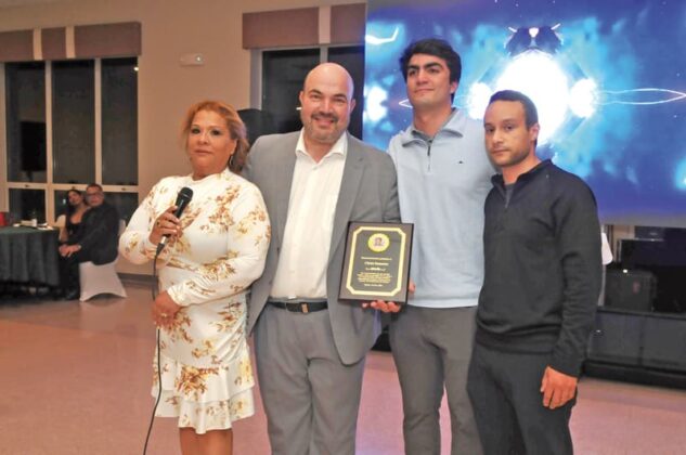 Homenaje p&oacute;stumo a Christ Stamatos, querido empresario en Jamaica Plain. Milagros Marte con su hermano Goethe y sus hijos.