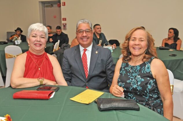 Oscar Guerrero junto a su esposa y una amiga.