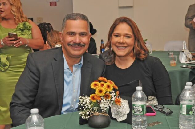 Alex Chimis y su esposa