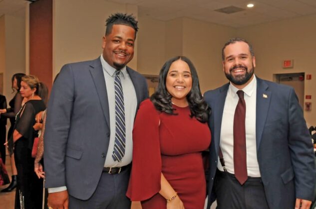 Los concejales Henry Santana y Enrique Pep&eacute;n con Alexandra Valdez.