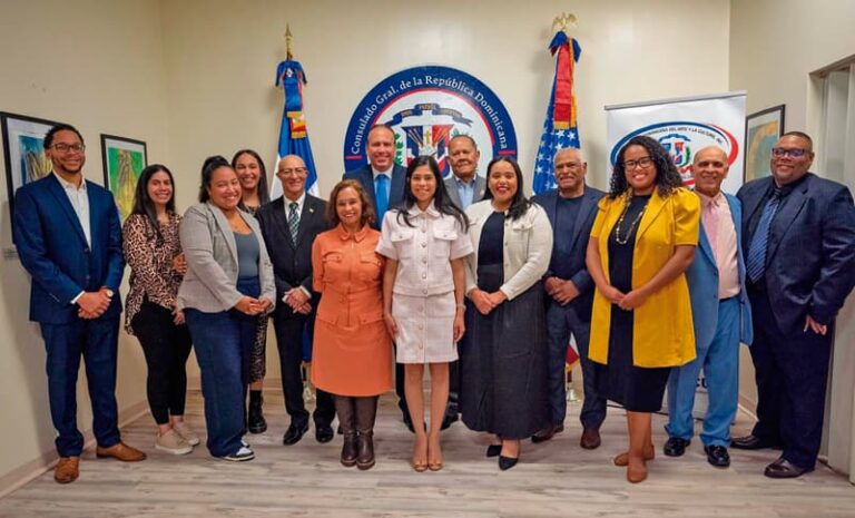 Kirsys Catalino de Fernández es la nueva presidenta de la institución, sucede en el cargo a Alexandra Valdez Con asistencia del embajador dominicano, Enrique García, y del cónsul dominicano en Boston, Antonio Almonte, tomó juramento la nueva junta directiva de la Fundación Dominicana del Arte y la Cultura (FUNDOARCU) como parte de la celebración de su 22 aniversario. Kirsys Catalino de Fernández juramentó como la nueva presidenta de la institución sucediendo en el cargo a Alexandra Valdez. En una ceremonia que tuvo como maestra de ceremonia a la comunicadora dominicana, Milagros Marte, la presidenta saliente pronunció su discurso de despedida en el que destacó la labor de quienes la acompañaron durante su mandato y resaltó el compromiso que tuvo de trabajar en favor de los servicios comunitarios. Terminado su discurso de despedida, Alexandra Valdez procedió a reconocer a cuatro líderes comunitarios por su labor, colaboración y compromiso durante su presidencia, entre ellos Julia Guerrero, Osiris Ruiz, Raquel Duverge y Denisse Peña. Juramentando a la nueva Junta Directiva Luego se procedió a tomar el juramento de la nueva directiva a cargo de Yadires Nova-Salcedo, Enlace de la Dirección de Cultura Dominicana en Boston. Está compuesta por: Kirsys Catalino de Fernández, presidenta; Yarlennys Villamán, vicepresidenta; Bienvenida Feliz, directora; Nilson “Junior” Pepen, coordinador de Organización; Edward Martínez, tesorero; Madelyne Cruz, secretaria Administrativa; Denisse Peña, coordinadora de Relaciones Públicas; Krystal Troncoso, coordinadora de Eventos; Denisha Peña, coordinadora de Educación; Daysi Meregildo, coordinadora de Arte y Cultura; Regis González, coordinador de Deportes; Fátima Pérez, coordinadora de Salud y Adultos Mayores y Luis Marino Matos, vocal. Como asesores prestaron juramento: Alexandra Valdez, Manuel Adames, Juan Valerio, Marcelino Andújar y César Angomas. La nueva presidente de FUNDOARCU en su discurso inaugural, compartió su visión, compromiso y plan de trabajo para el próximo período 2025-2027. “Al juramentar como presidenta, asumo este compromiso con el propósito de dar continuidad al legado que nuestros fundadores dejaron y me comprometo a seguir fortaleciendo esta organización, respetando nuestros estatutos, y trabajando para alcanzar los objetivos y proyectos de FUNDOARCU”, promoviendo, incentivando y resaltando el arte y la cultura de los dominicanos. Kirsys Catalino dijo que una de sus más grandes tareas será hacer realidad el sueño de FUNDOARCU de contar con un local propio en Boston, por lo que también anunció que dentro de sus planes está la búsqueda de alianzas con instituciones. académicas con la finalidad de crear oportunidades de becas y eventos culturales para la comunidad. “Pero todo esto se puede lograr solo con el apoyo de la comunidad”, anotó. El cónsul Antonio Almonte tomó la palabra para elogiar a FUNDOARCU como institución paradigma de la comunidad.