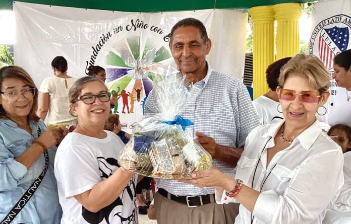 Ana María Tavarez, Sarah García y Patria Sánchez entregan premio a Sr. Bienvenido