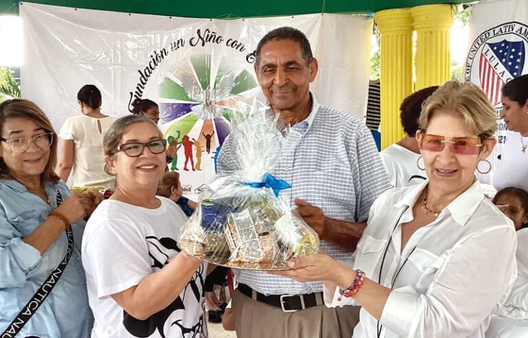 Ana María Tavarez, Sarah García y Patria Sánchez entregan premio a Sr. Bienvenido