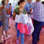Familias se van cargadas de artículos de primera necesidad