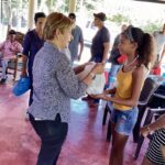 La doctora Laura Sánchez entrega regalos a los niños