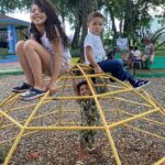 Diversión y regalos para los niños. En la foto Saramarie y Natha Isaac Santana.