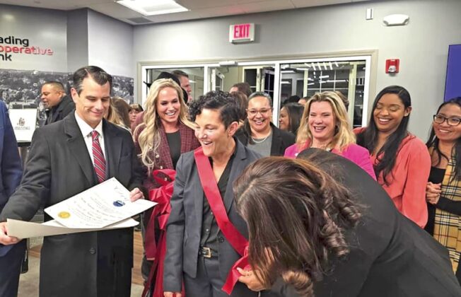 Alcalde Nicholson entrega reconocimiento a representante de Reading Cooperative Bank