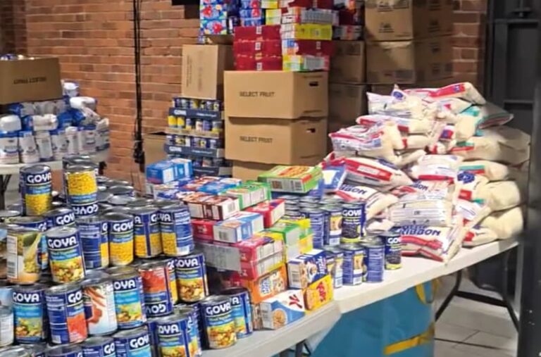 En las instalaciones de Lawrence Training School, una larga fila de personas espera en medio de rostros de angustia la distribución de bolsas de alimentos mientras la disputa política y legal sigue perjudicando a millones de personas que se han visto afectadas por la suspensión del programa SNAP.
