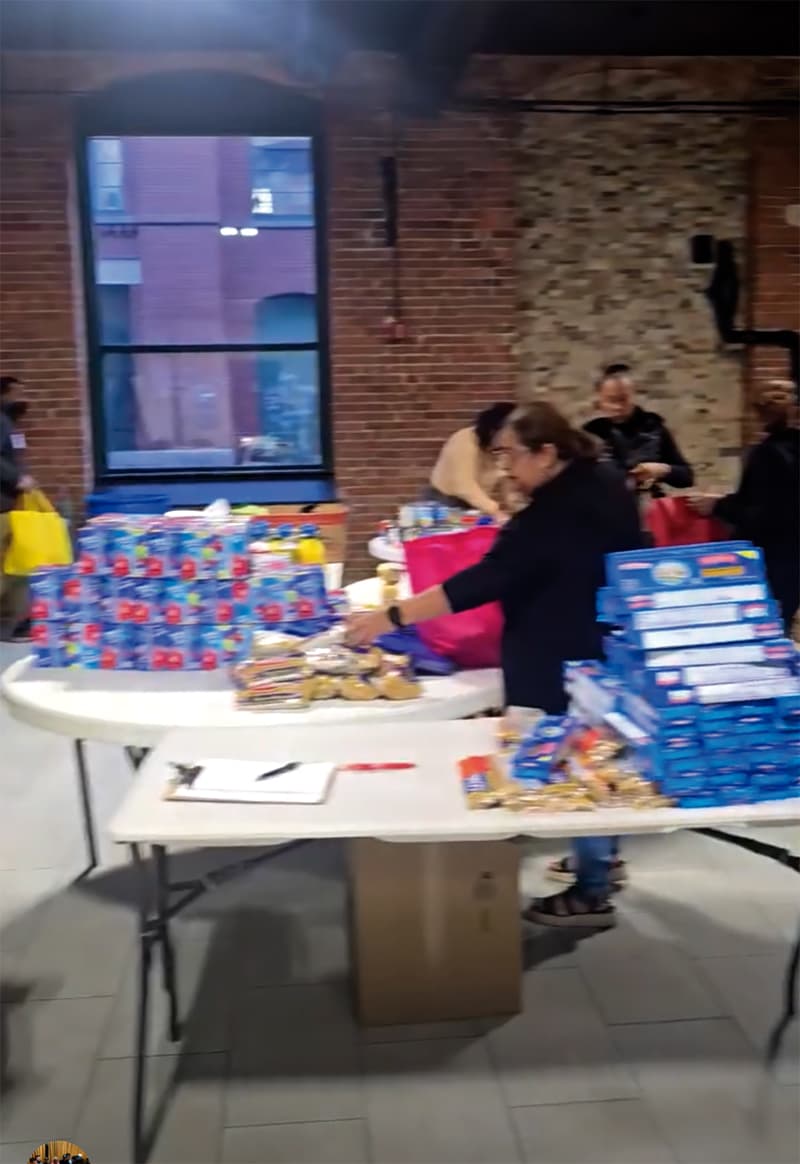 ¡Qué desgracia! 1 En las instalaciones de Lawrence Training School, una larga fila de personas espera en medio de rostros de angustia la distribución de bolsas de alimentos mientras la disputa política y legal sigue perjudicando a millones de personas que se han visto afectadas por la suspensión del programa SNAP.