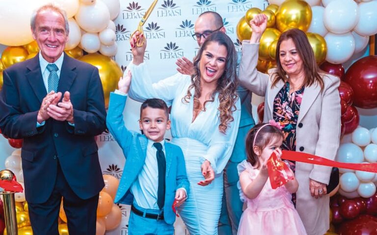 Gran emoción: Isabel González, directora Lebasi Massage, hace el simbólico corte de cinta.