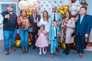 Con asistencia de las autoridades locales, Isabel González hace el brindis inaugural.