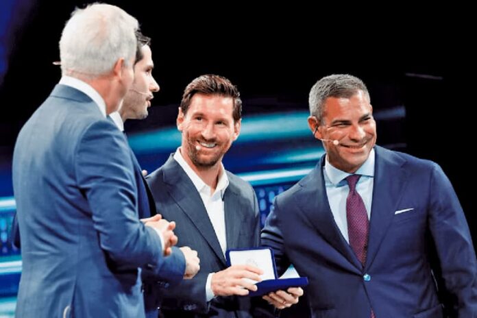 Messi pateando en el tablero empresarial