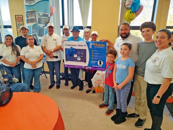 Oscar Guerrero compartiendo con adultos mayores.